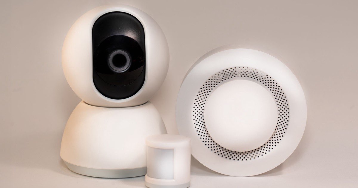 Slimme camera, sensor en rookmelder op een tafel