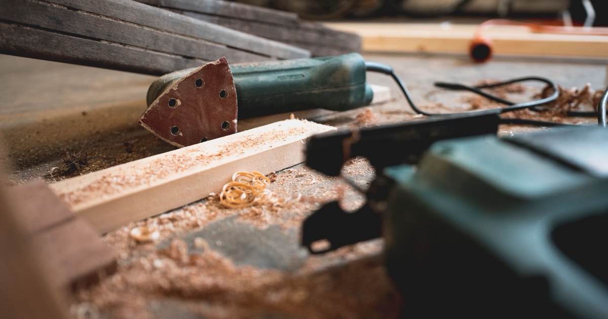 Schrijnwerkersgereedschap en houten latten op een werkbank