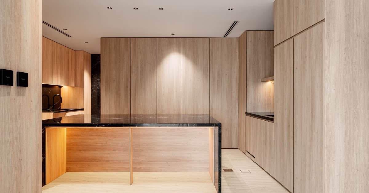 Ingebouwde houten kastenwand in een keuken