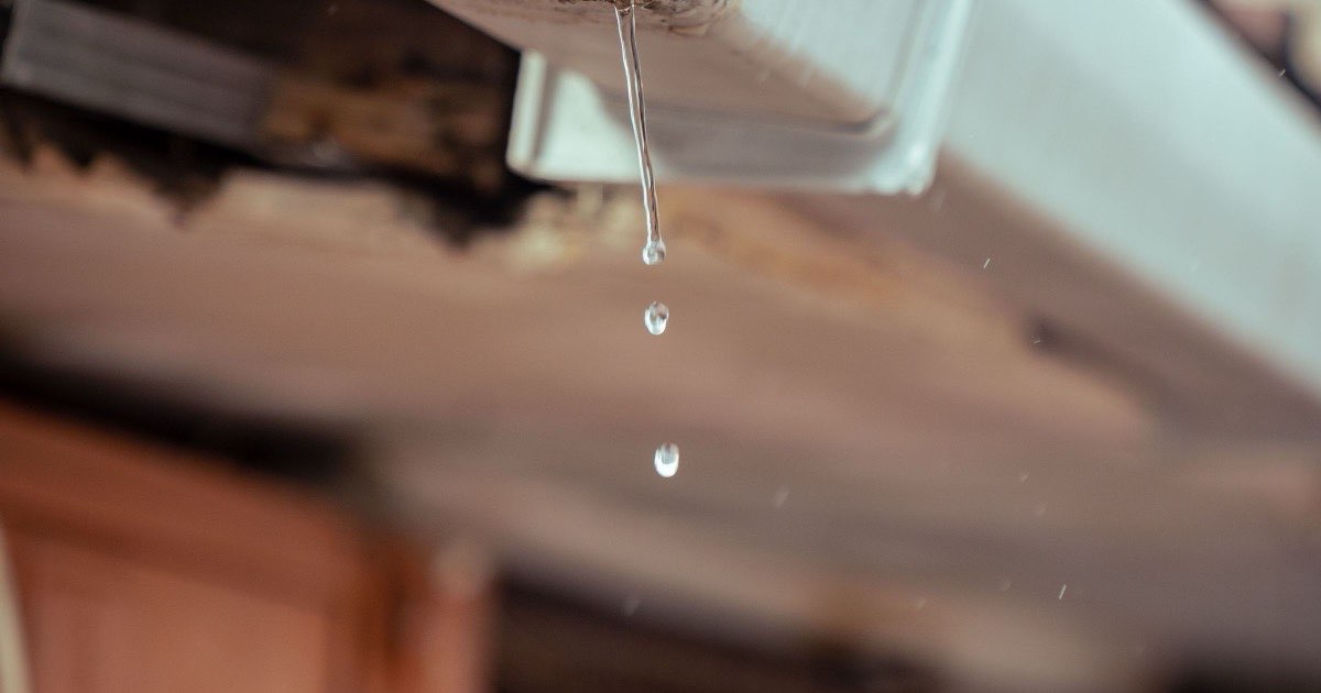 Waterdruppel aan de rand van een dakgoot