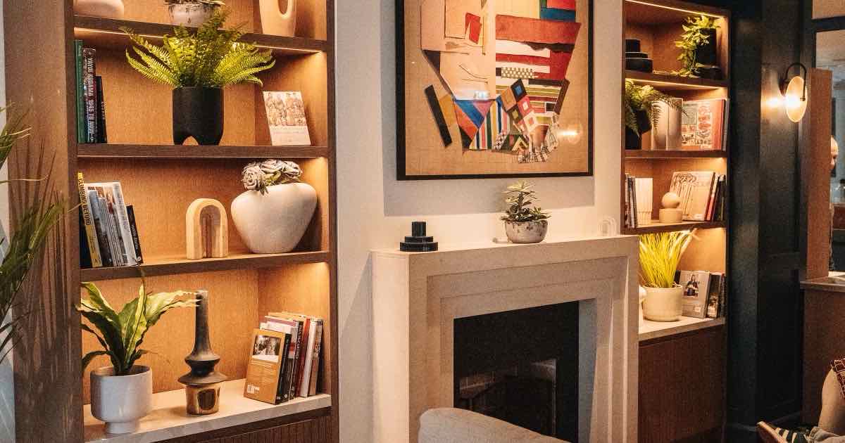 Woonkamer met open haard tussen boekenkasten