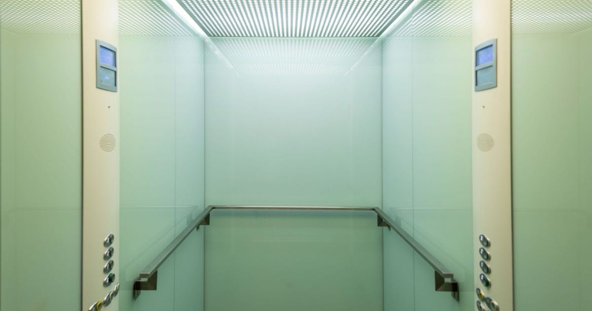 Lege liftkooi met lichtgroene wanden en een leuning
