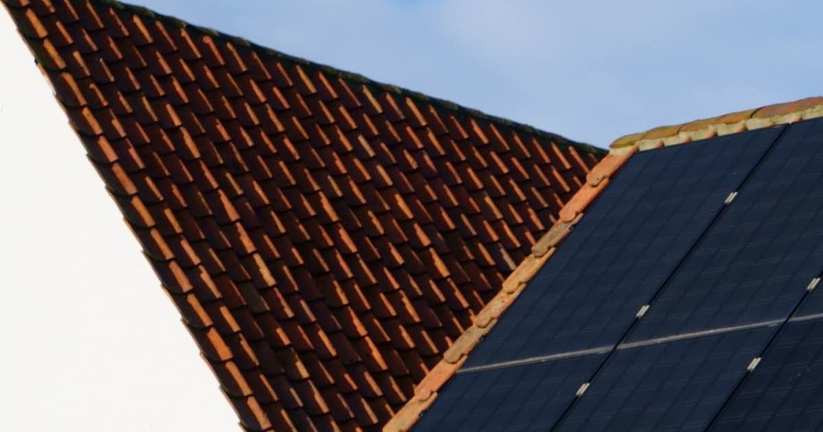 Zonnepanelen op een pannendak