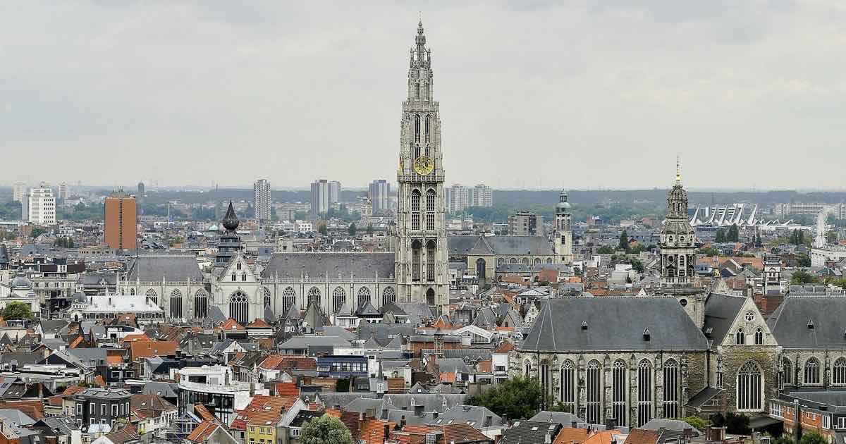 Zicht op Antwerpen met de kathedraal, vanaf het MAS