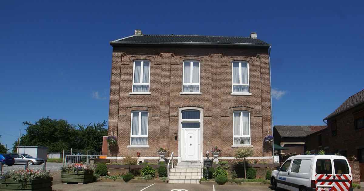 Voormalig gemeentehuis in Genoelselderen (Riemst)