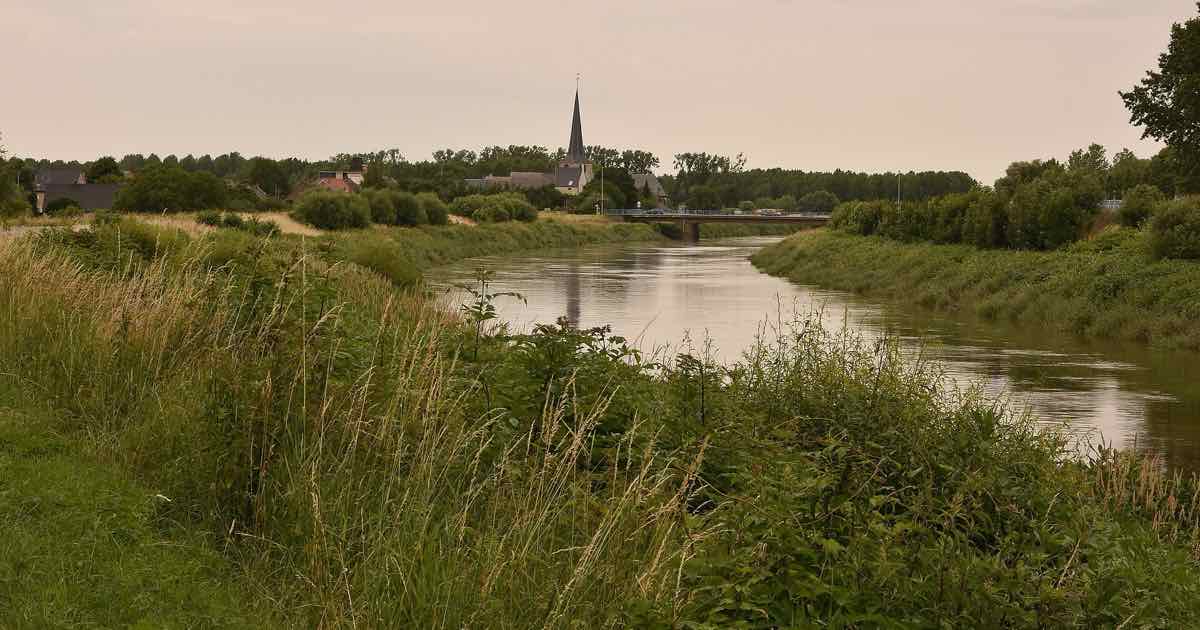 Rivieroever met de kerktoren van Heffen (Mechelen)
