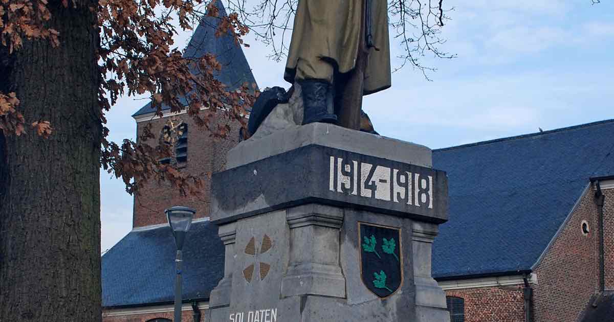 Oorlogsmonument voor de kerk van Oosteeklo (Assenede)