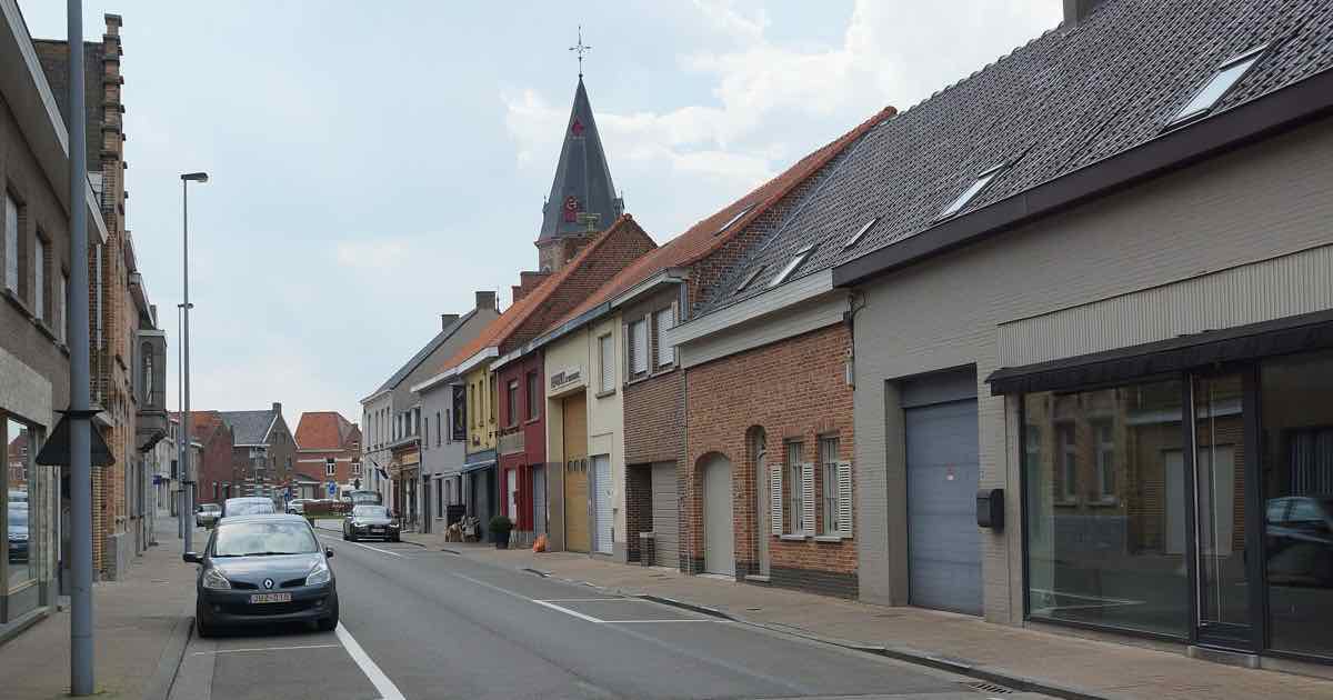 Roeselaarse Straat in Oostnieuwkerke (Staden)