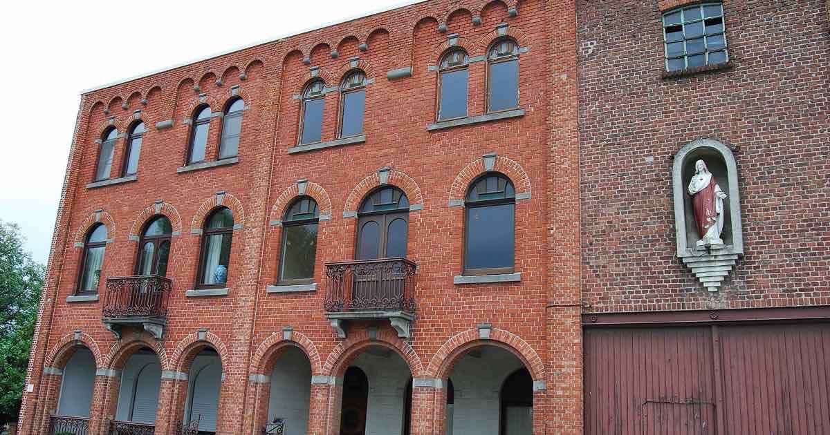 Bakstenen gebouw met maalderij in Ophasselt (Geraardsbergen)